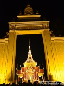 Palacio iluminado durante la noche.